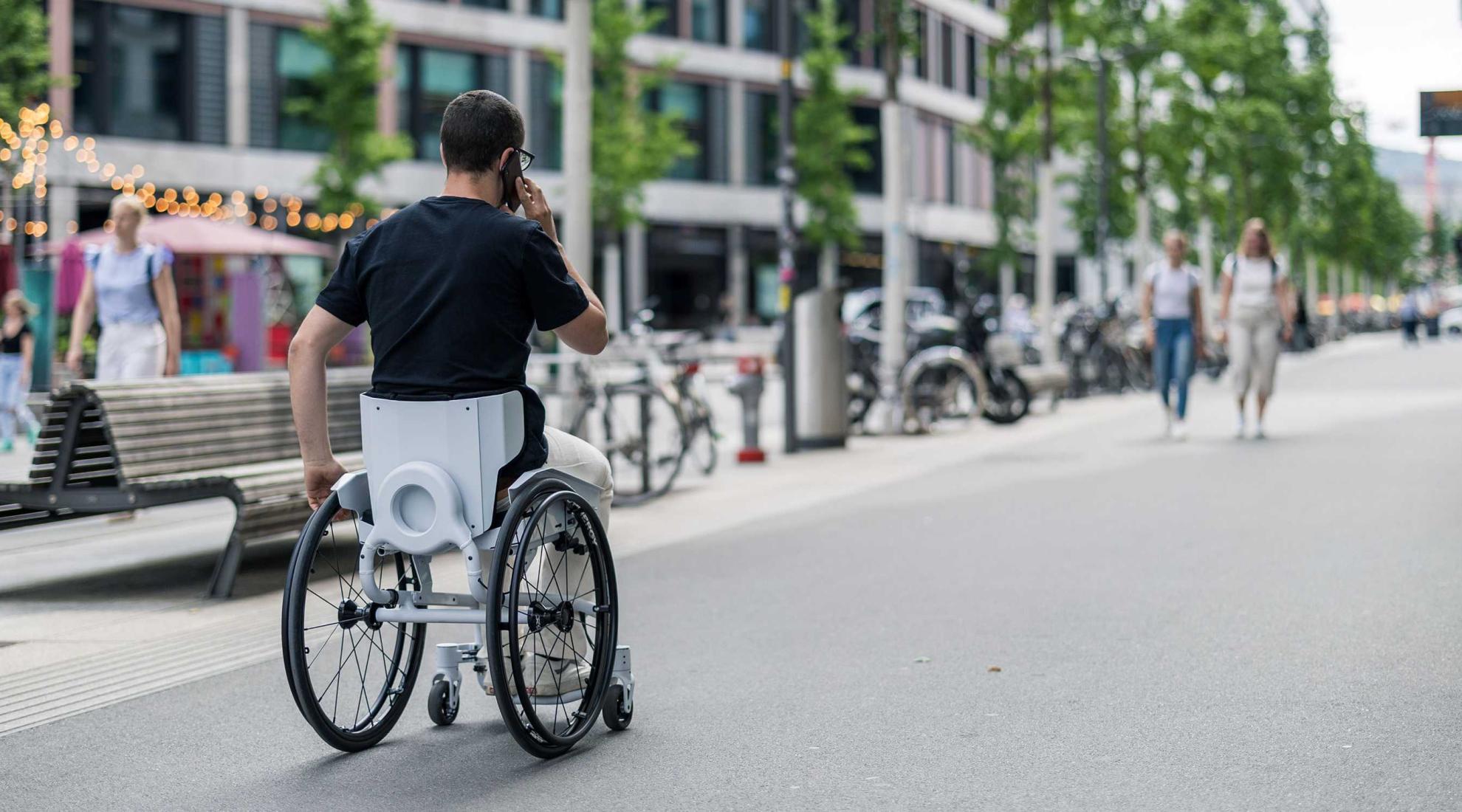 With a moveable backrest to control the wheelchair, one hand remains free. Source Reto Togni & Stefan Villiger / ETH Zurich