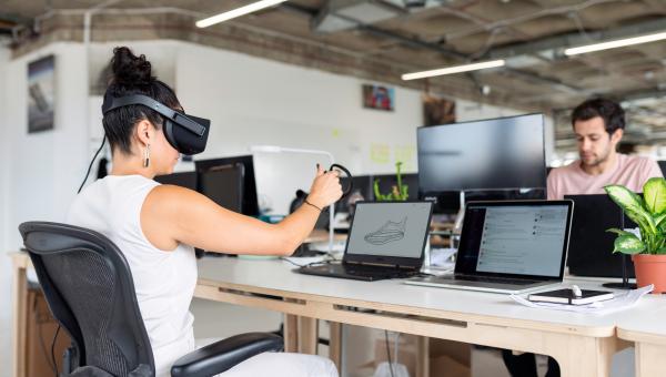 Asynchronous reality at VR workplaces