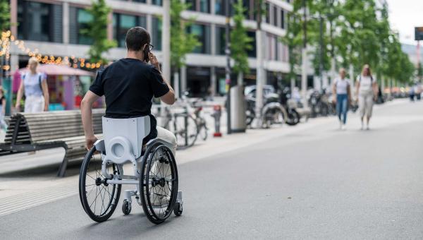 With a moveable backrest to control the wheelchair, one hand remains free. Source Reto Togni & Stefan Villiger / ETH Zurich