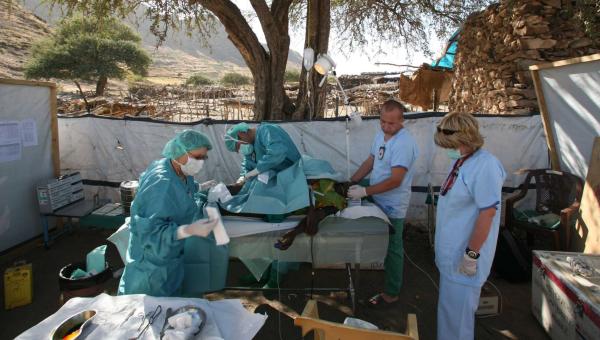 Stocking medical facilities, like this one in Sudan, is challenging for the ICRC’s logistics department 