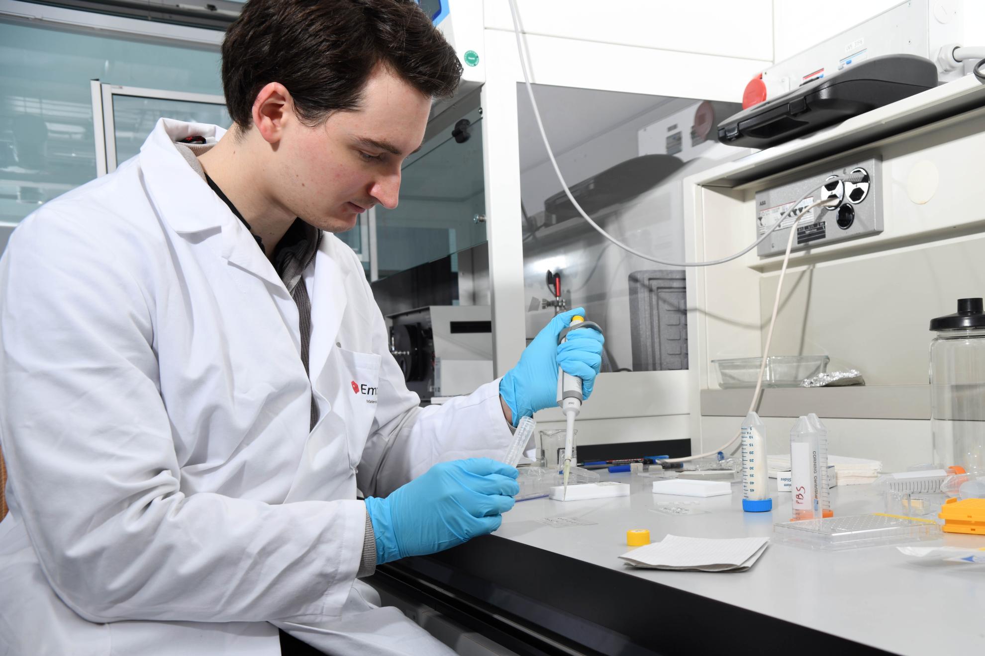 Empa researchers are working together with clinical partners on a model of human skin.